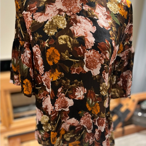 H&M Black/Floral Flounce Top. NWOT size 42/12 - Picture 7 of 10